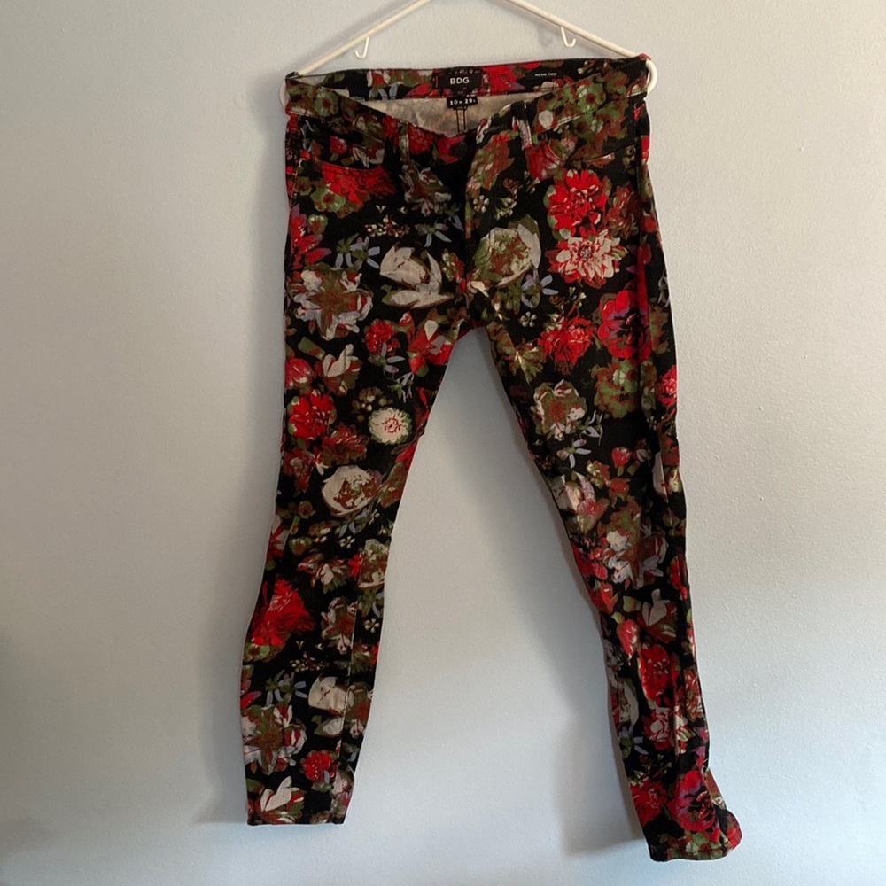 BDG Women’s Denim Pants Floral Print Red on Black 30x29 Mid Rise Twig